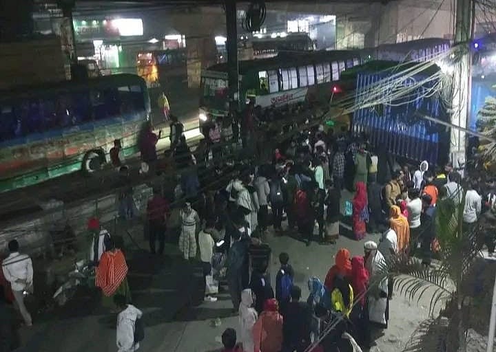 দুর্ঘটনার পর উৎসুক লোকজন ঘটনাস্থলে ভিড় করেন। বুধবার রাতে
গাজীপুরের চান্দনা চৌরাস্তা এলাকায়