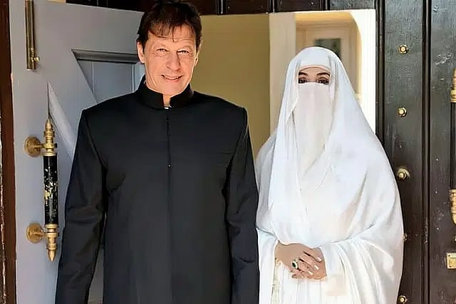 পাকিস্তানের সাবেক প্রধানমন্ত্রী ইমরান খান ও তাঁর স্ত্রী বুশরা বিবি