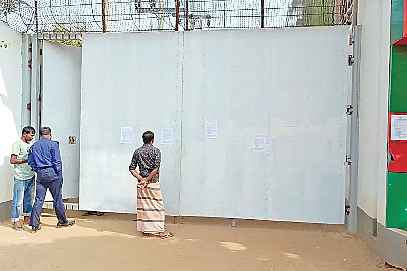 অনির্দিষ্টকালের জন্য বন্ধ নাসা গ্রুপের একটি কারখানার সামনে নোটিশ দেখছেন এক ব্যক্তি। গতকাল দুপুরে আশুলিয়ার নরসিংহপুর এলাকায়