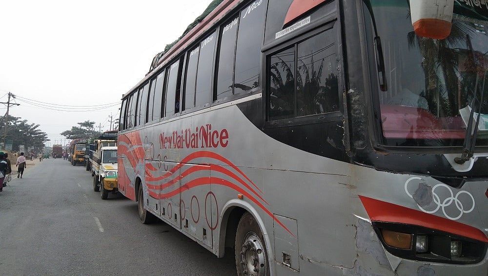 ঢাকা-সিলেট মহাসড়কের ব্রাহ্মণবাড়িয়ার ৩৪ কিলোমিটার অংশে দীর্ঘ যানজট। আজ বৃহস্পতিবার দুপুরে সরাইলের শাহবাজপুরে