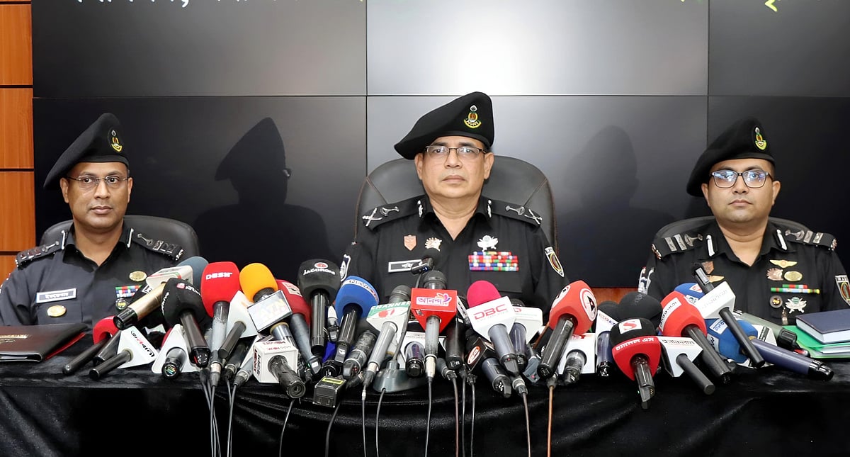 আজ বৃহস্পতিবার সকালে রাজধানীর কারওয়ান বাজারে র্যাবের মিডিয়া সেন্টারে সাংবাদিকদের সঙ্গে মতবিনিময় সভায় কথা বলেন র্যাবের মহাপরিচালক এ কে এম শহিদুর রহমান