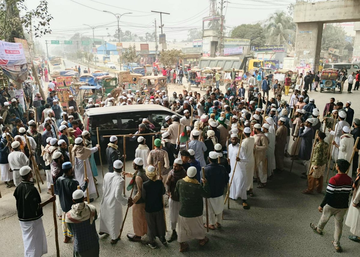 লাঠি হাতে ঢাকা-ময়মনসিংহ মহাসড়কের মন্নুগেট এলাকায় মাওলানা জুবায়েরের অনুসারীদের সড়ক অবরোধ। আজ বৃহস্পতিবার দুপুরে