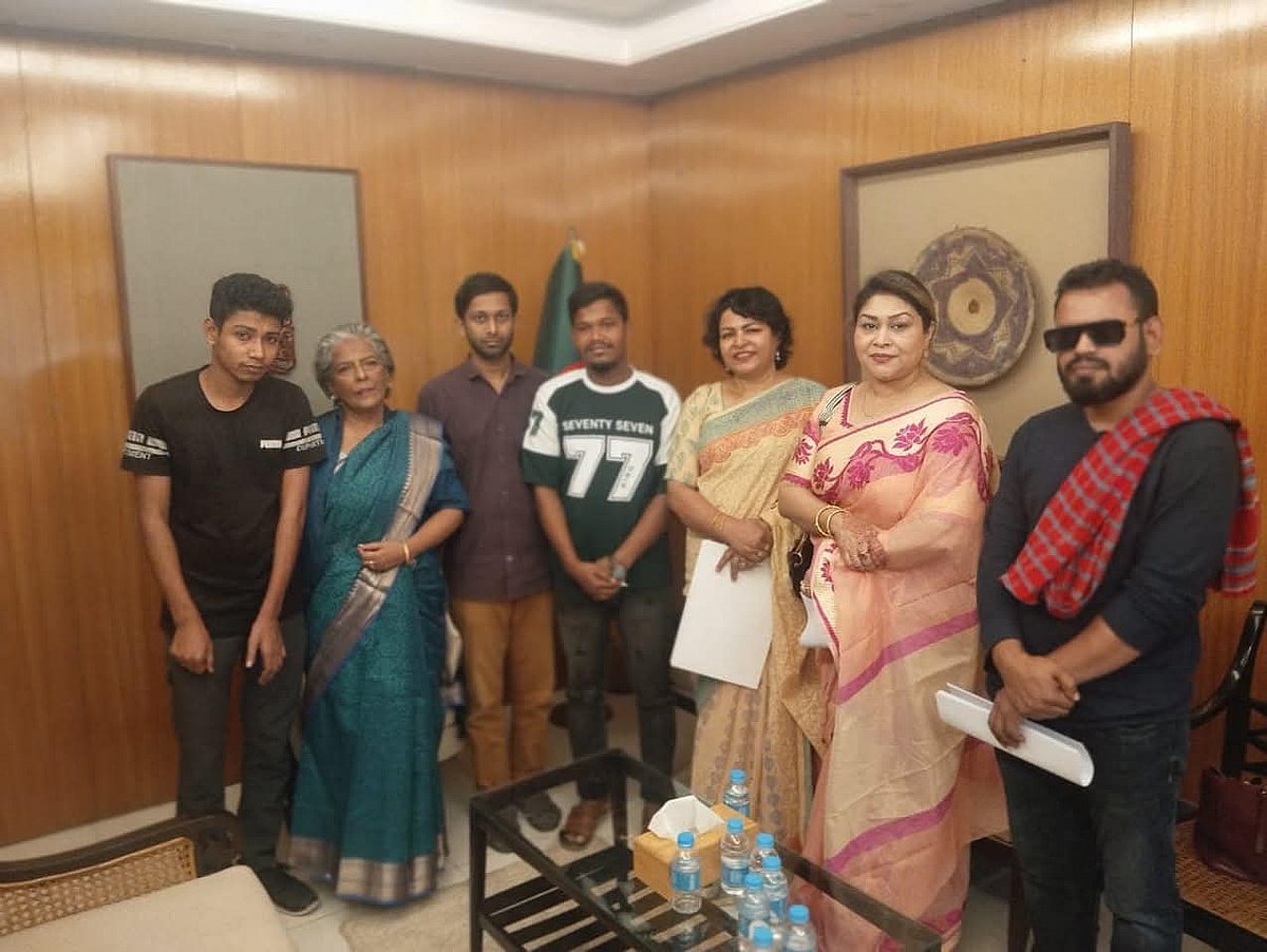 সমাজকল্যাণ উপদেষ্টা শারমীন এস মুরশিদের সঙ্গে সাক্ষাৎ করেন বাংলাদেশ পুলিশ নারী কল্যাণ সমিতির সভানেত্রী আফরোজা হেলেন