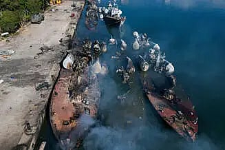 সিরিয়ার লাতাকিয়া বন্দরে ইসরায়েলি হামলায় ধ্বংস হয়ে যাওয়া নৌযান। ১০ ডিসেম্বর