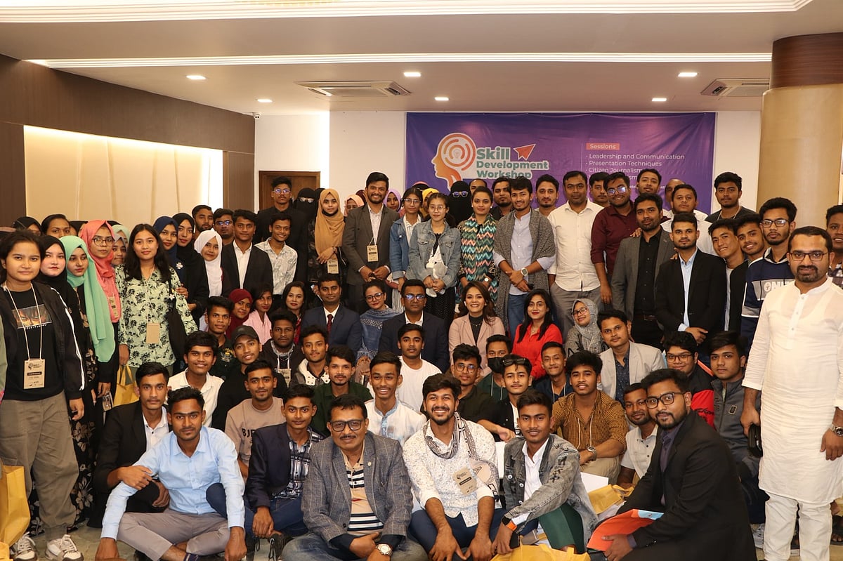 কক্সবাজারে বন্ধুসভার আয়োজনে দক্ষতা উন্নয়ন কর্মশালার সনদ বিতরণ শেষে অতিথিদের সঙ্গে অংশ নেওয়া তরুণ–তরুণীরা। আজ বিকেলে