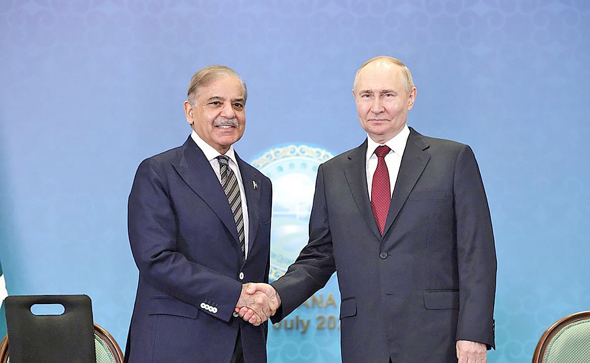 কাজাখস্তানে সাংহাই কো-অপারেশন অর্গানাইজেশনের সম্মেলনে ভ্লাদিমির পুতিন ও শাহবাজ শরিফ