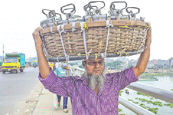 কেরানীগঞ্জ থেকে আসা টিফিন বক্স পুরান ঢাকার গ্রাহকদের কাছে নিয়ে যাচ্ছেন এক চাঙারিওয়ালা। বাবুবাজার ব্রিজ থেকে সম্প্রতি তোলা