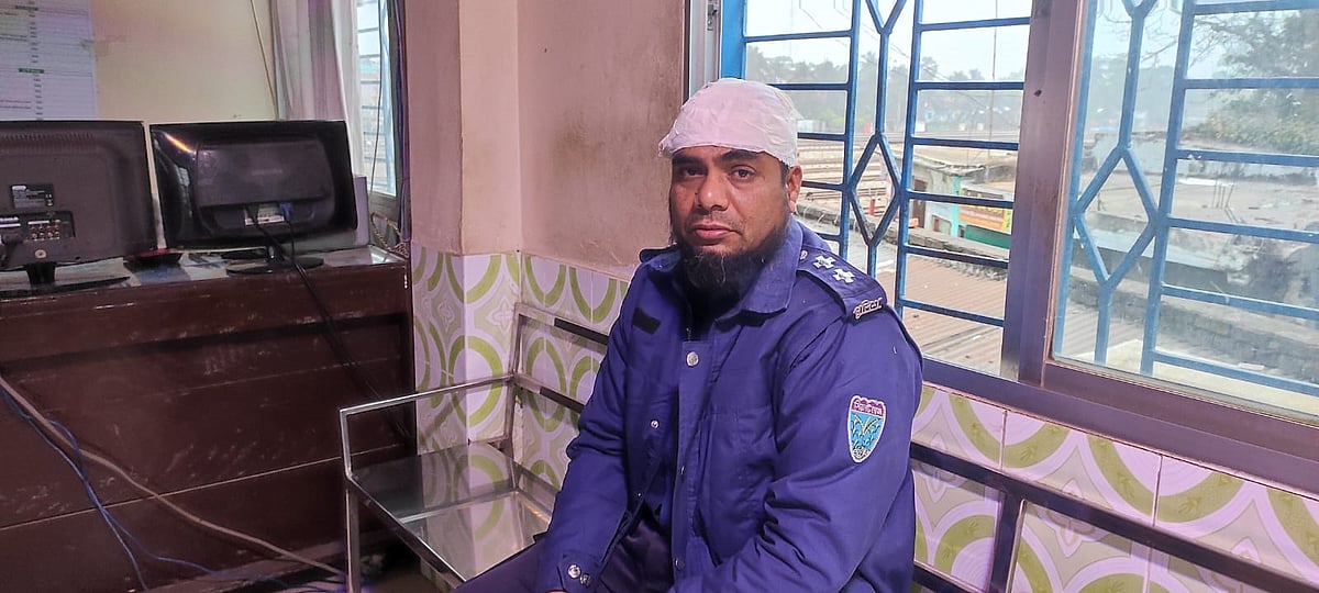 ব্রাহ্মণবাড়িয়ায় তাহেরীর ভক্তের হামলায় আহত পুলিশের উপপরিদর্শক (এসআই) বাবুল মিয়া। শুক্রবার বিকেলে আখাউড়া উপজেলা স্বাস্থ্য কমপ্লেক্সে