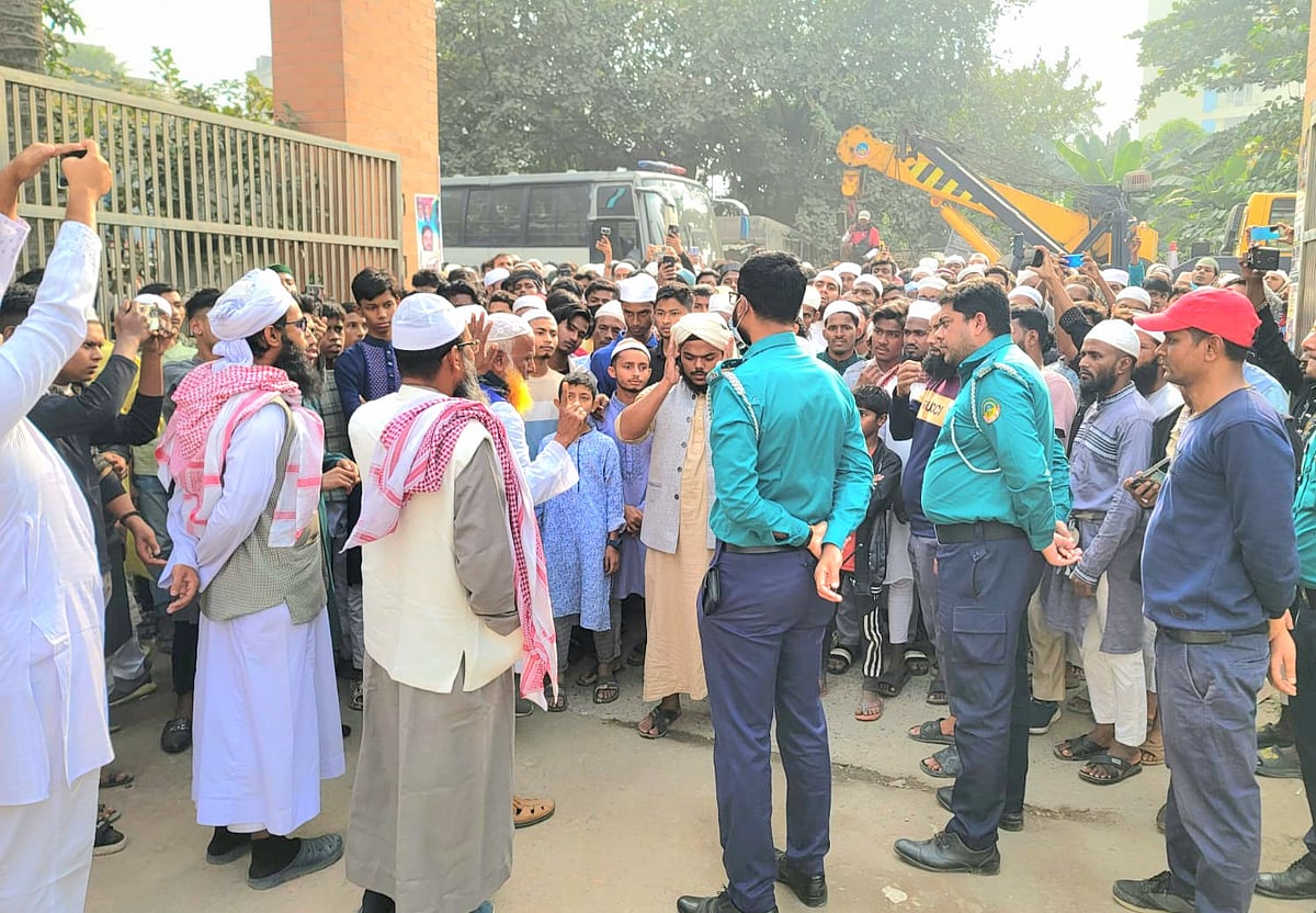 তাবলিগের সাদপন্থীদের বিরুদ্ধে বিক্ষোভ করছেন মাওলানা জুবায়েরের অনুসারীরা। শুক্রবার জুমার নামাজের পর টঙ্গী পূর্ব থানার মূল ফটকে