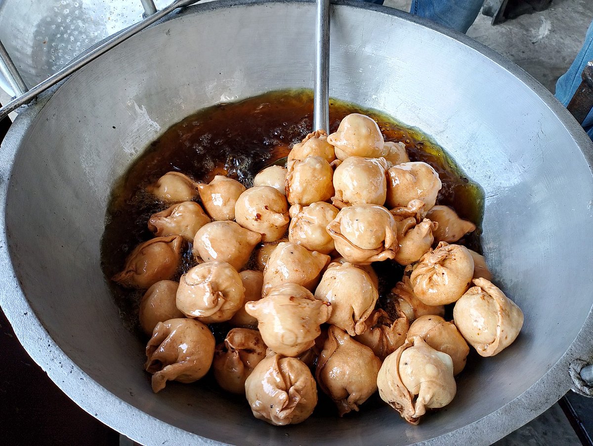 চট্টগ্রামের খাবারের দোকানগুলোতে সকালের নাশতা শেষ হওয়ার পরই শুরু হয় শিঙাড়ার বিক্রি