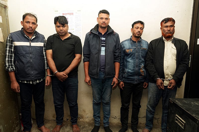 ঢাকার ইসিবি চত্বর ও বংশাল এলাকায় অভিযান চালিয়ে আন্তজেলা ডাকাত দলের পাঁচ সদস্যকে গ্রেপ্তার করে পুলিশ