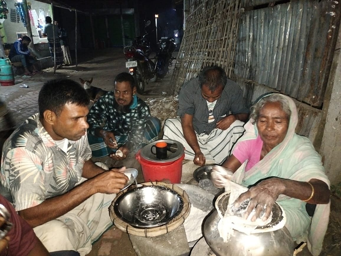 রংপুরের তারাগঞ্জ উপজেলার ইকরচালী বাজারে পিঠা বিক্রি করছেন অলিমা বেগম। আজ শুক্রবার সন্ধ্যায় তোলা