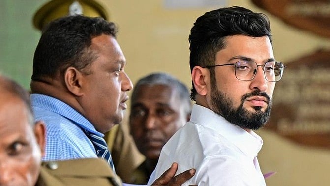 গ্রেপ্তারের পর সাকিবের দলের মালিক প্রেম ঠাকারকে (ডানে) আদালতে নেওয়া হয়