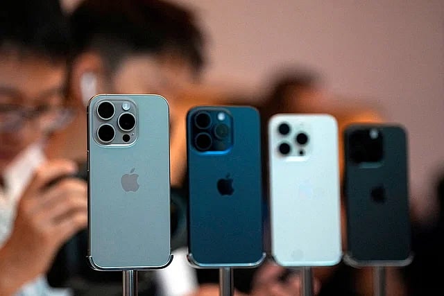 পুরোনো সংস্করণের আইওএসে চলা বিভিন্ন মডেলের আইফোন সাইবার হামলার ঝুঁকিতে রয়েছে