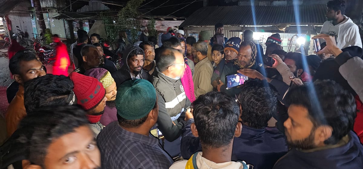 যুবককে ফাঁসানোর অভিযোগ তুলে পাথরঘাটার বাদুরতলা বাজারে শতাধিক মানুষ বিক্ষোভ করেন। গতকাল বৃহস্পতিবার রাতে