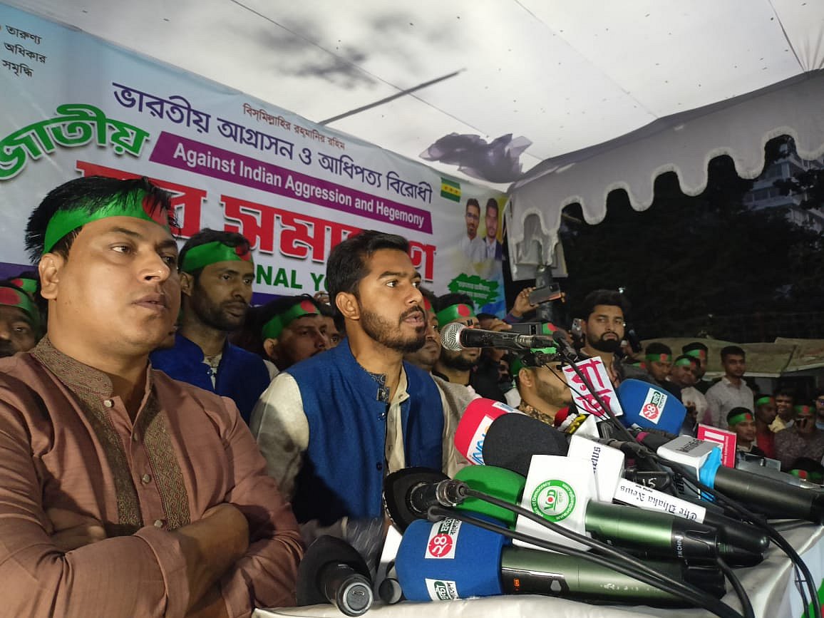 জাতীয় প্রেসক্লাবের সামনে আজ শুক্রবার বাংলাদেশ যুব অধিকার পরিষদের সমাবেশে বক্তব্য দেন গণ অধিকার পরিষদের নেতারা