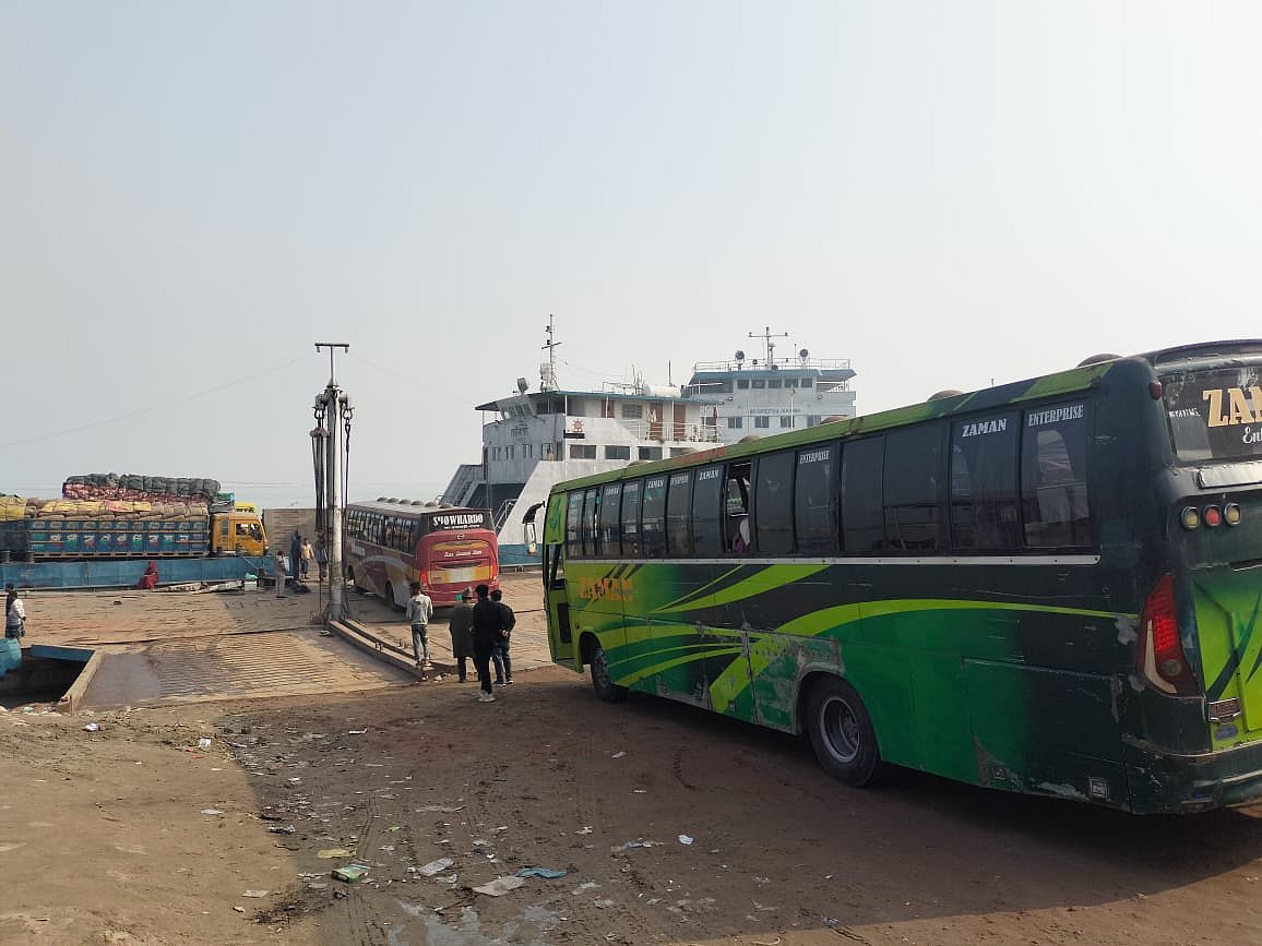 কুয়াশা কাটতে শুরু করলে সকালের দিকে ফেরি চলাচল স্বাভাবিক হয়। আজ সকাল সাড়ে ৭টার দিকে দৌলতদিয়া ফেরিঘাট এলাকায়