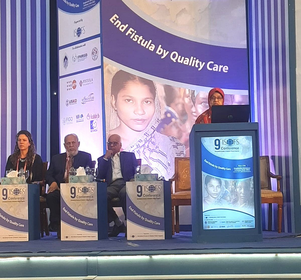 বঙ্গবন্ধু আন্তর্জাতিক সম্মেলন কেন্দ্রে আজ শুক্রবার ইন্টারন্যাশনাল সোসাইটি অব অবস্টেট্রিক ফিস্টুলা সার্জনসের (আইএসওএফএস) নবম আন্তর্জাতিক সম্মেলনের একটি অধিবেশনের অতিথিরা