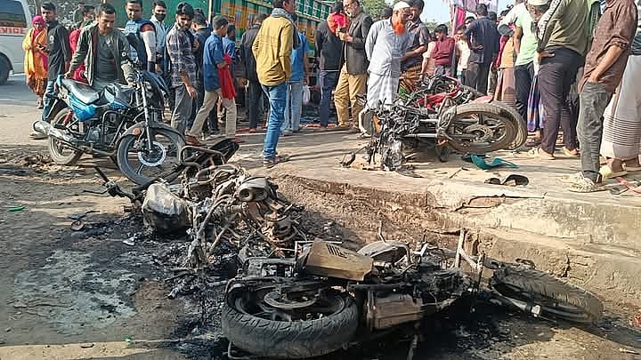সংঘর্ষে ভাঙচুর ও আগুন দিয়ে পুড়িয়ে দেওয়া হয়েছে ১৩টি মোটরসাইকেল। আজ শনিবার দুপুরে ময়মনসিংহের ভালুকায়