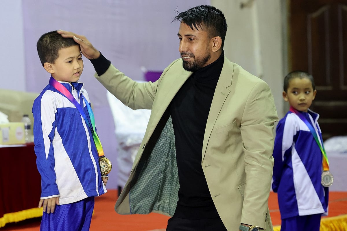 খুদে জিমন্যাস্টদের উৎসাহ দিতে গিয়েছিলেন মামুনুল ইসলাম