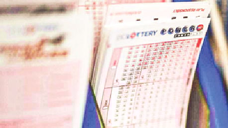 যুক্তরাষ্ট্রের একটি দোকানে দেখা যাচ্ছে পাওয়ারবল লটারির টিকিট