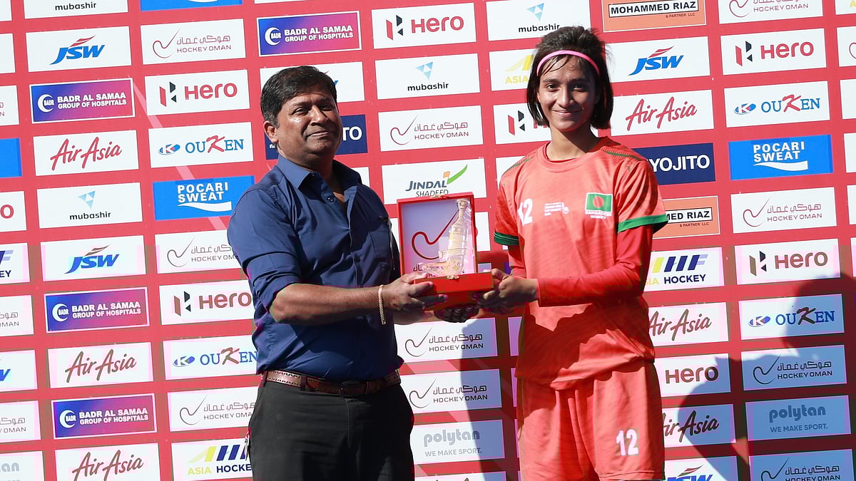 ম্যাচসেরার পুরস্কার নিচ্ছেন বাংলাদেশের আইরিন রিয়া