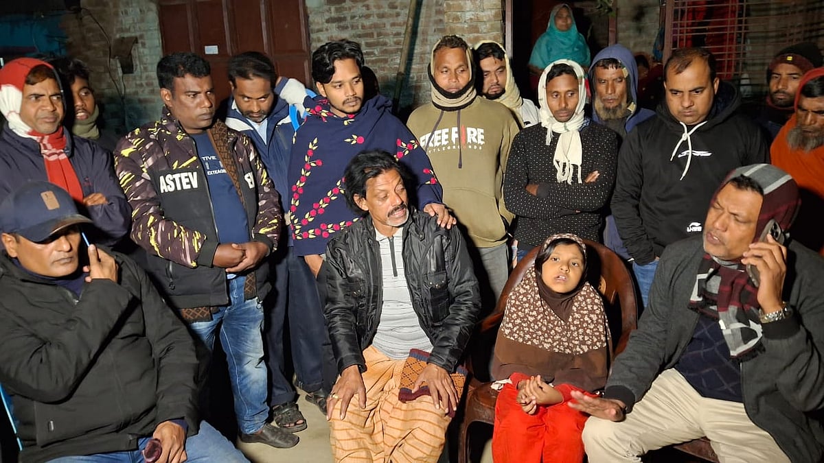 চা–দোকানির মৃত্যুর ঘটনায় শোকাহত স্বজনেরা। শুক্রবার রাতে কুষ্টিয়ার ভেড়ামারা চাঁদগ্রাম ইউনিয়নের চণ্ডিপুর গ্রামে