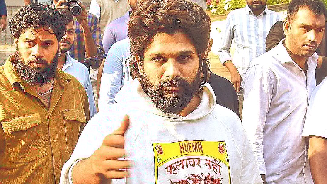 আজ সকাল সাড়ে ছয়টা নাগাদ চাঞ্চলগুডা কেন্দ্রীয় কারাগারের পেছনের ফটক দিয়ে আল্লুকে বের করা হয়