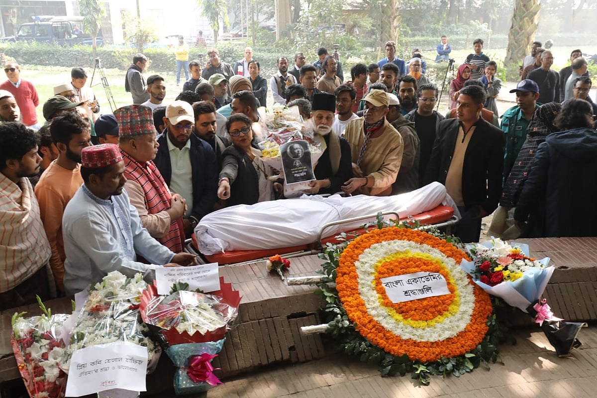 আজ শনিবার রাজধানীর বাংলা একাডেমি প্রাঙ্গণে সদ্য প্রয়াত কবি হেলাল হাফিজকে শ্রদ্ধা জানানো হয়