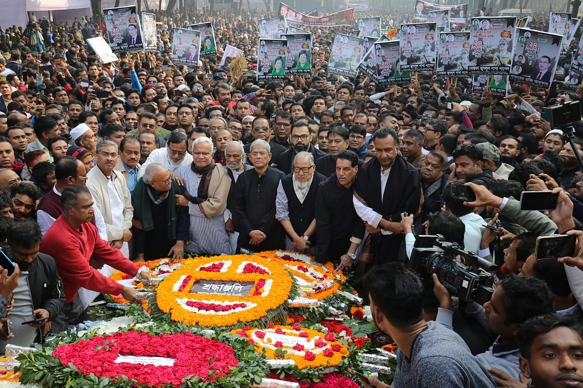 আজ শনিবার সকালে মিরপুরের শহীদ বুদ্ধিজীবী স্মৃতিসৌধে ১৯৭১ সালে শহীদ হওয়া বুদ্ধিজীবীদের প্রতি শ্রদ্ধা নিবেদন করেন বিএনপির মহাসচিব মির্জা ফখরুল ইসলাম আলমগীর