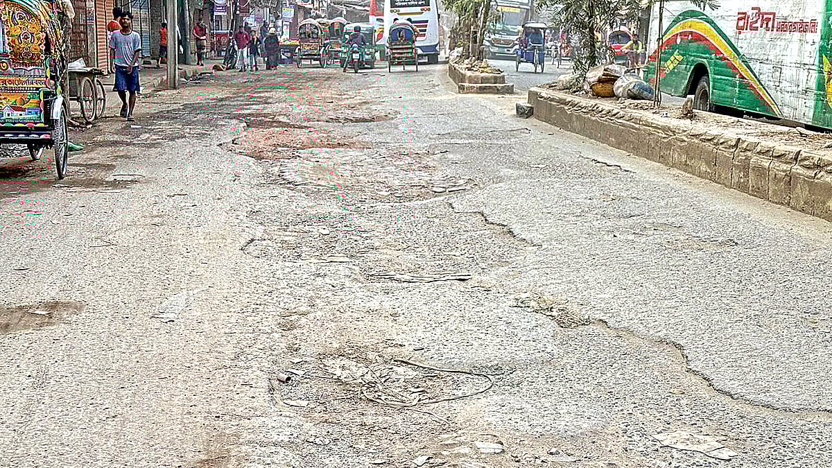 সড়কে খানাখন্দ। উত্তর যাত্রাবাড়ীর মীরহাজীরবাগ এলাকায়