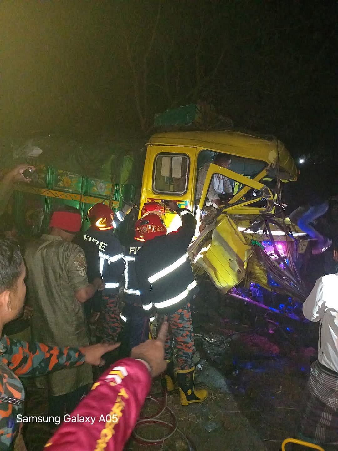 চট্টগ্রাম-কক্সবাজার মহাসড়কে আনন্দভ্রমণের বাসের সঙ্গে মালবাহী ট্রাকের মুখোমুখি সংঘর্ষে আটজন আহত হয়েছেন। গতকাল রাত ১০টার দিকে মহাসড়কের লোহাগাড়া উপজেলার চুনতি হাজী রাস্তার মাথা এলাকায়