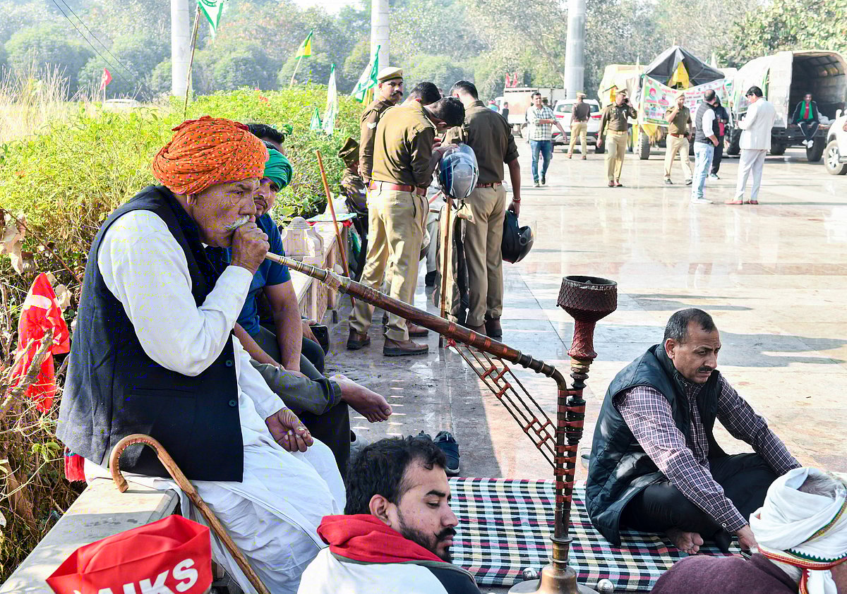ভারতের কৃষকেরা নানা দাবিতে এই মাসে কয়েক দফা ‘দিল্লি চলো’ কর্মসূচি ঘোষণা করেছেন। দিল্লির কাছে নয়ডায় মহাসড়কের পাশে বসে হুক্কা টানছেন আন্দোলনরত এক কৃষক। ৩ ডিসেম্বর