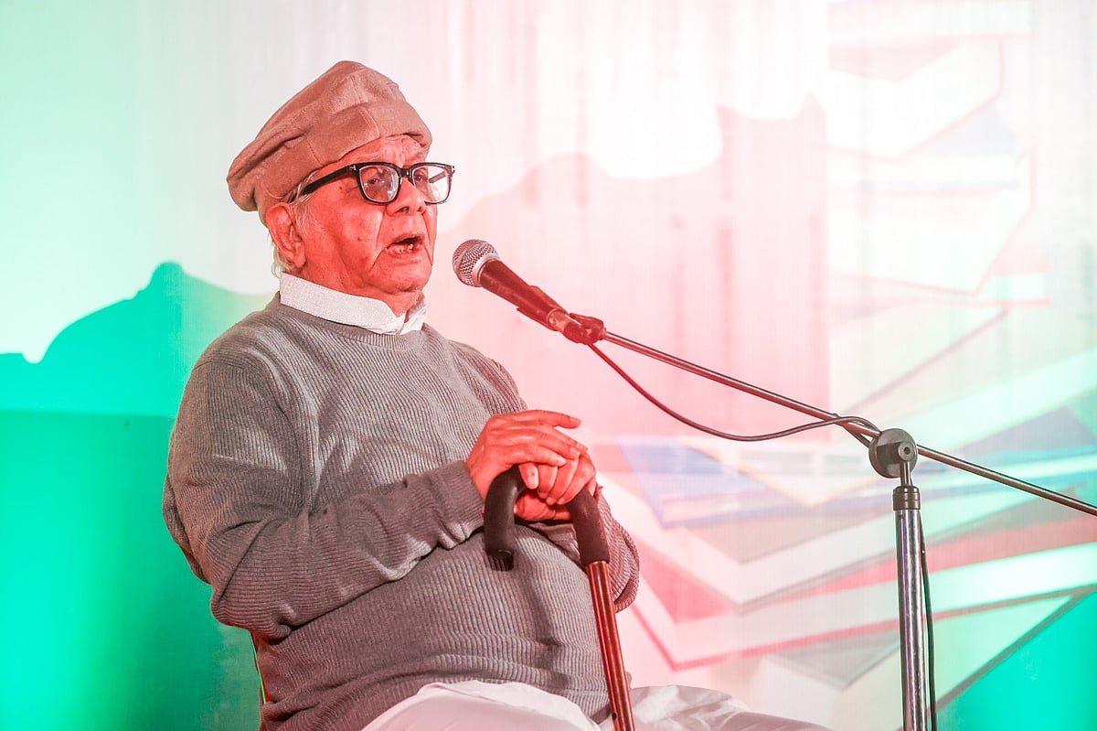 বিজয় বইমেলা মঞ্চে বদরুদ্দীন উমর ভাষা আন্দোলনের ইতিহাস নিয়ে নিজের লেখা বই সম্পর্কে বিভিন্ন তথ্য তুলে ধরেন। বাংলা একাডেমির উন্মুক্ত প্রাঙ্গণ, ১৫ ডিসেম্বর।