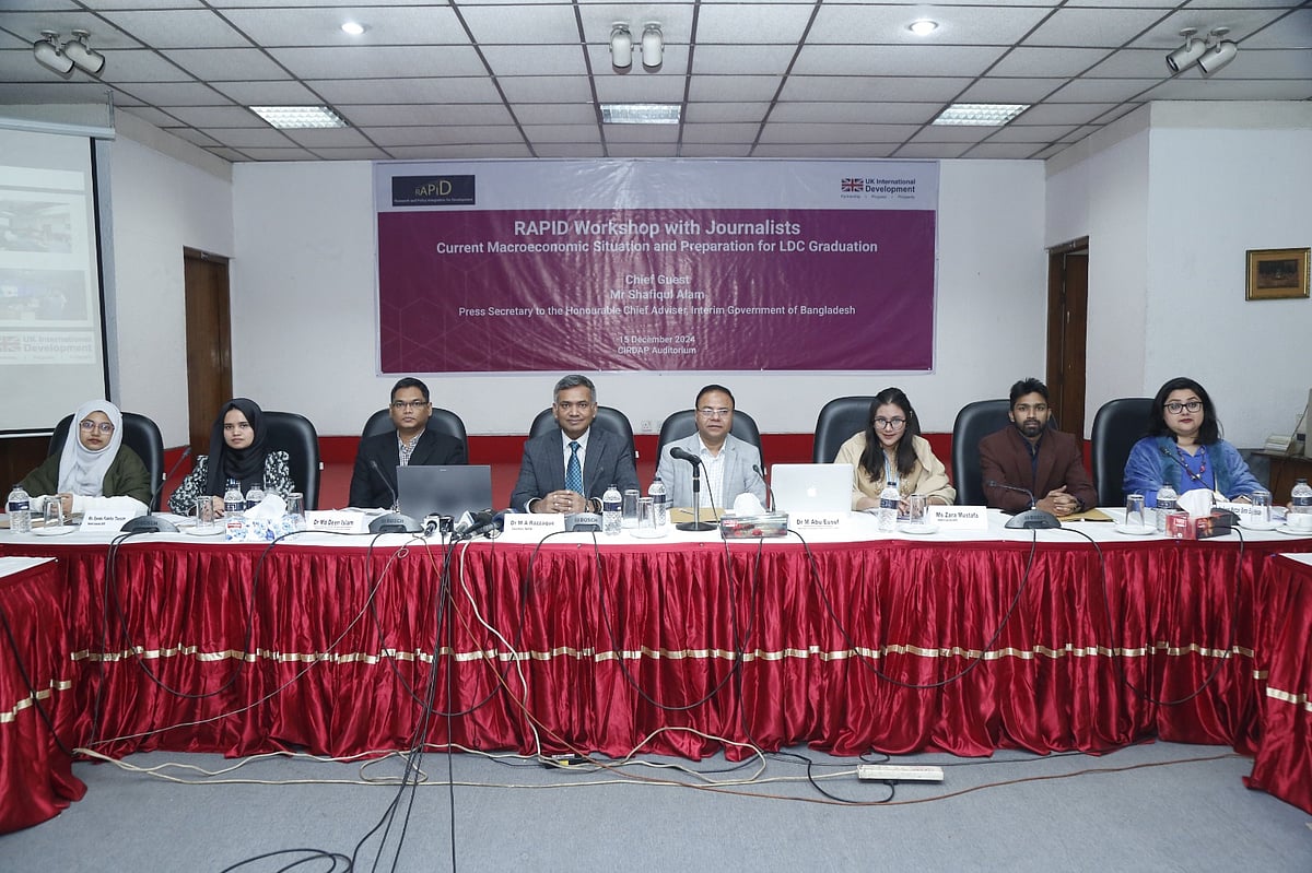 ‘বর্তমান অর্থনৈতিক পরিস্থিতি ও স্বল্পোন্নত (এলডিসি) দেশ থেকে উত্তরণের প্রস্তুতি’ শিরোনামে সাংবাদিকদের সঙ্গে এক কর্মশালায় অতিথিরা। কর্মশালার আয়োজন করে বেসরকারি সংস্থা র‍্যাপিড। আজ রোববার রাজধানীর সিরডাপ মিলনায়তনে