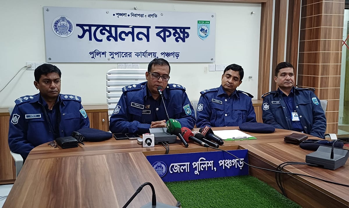 পঞ্চগড়ের এক কিশোরীর ভারতে অনুপ্রবেশ নিয়ে ভারতীয় গণমাধ্যমে প্রচারিত খবর নিয়ে সংবাদ সম্মেলন করেন পুলিশ সুপার মিজানুর রহমান মুন্সি। রোববার দুপুরে পুলিশ সুপার কার্যালয়ের সম্মেলনকক্ষে