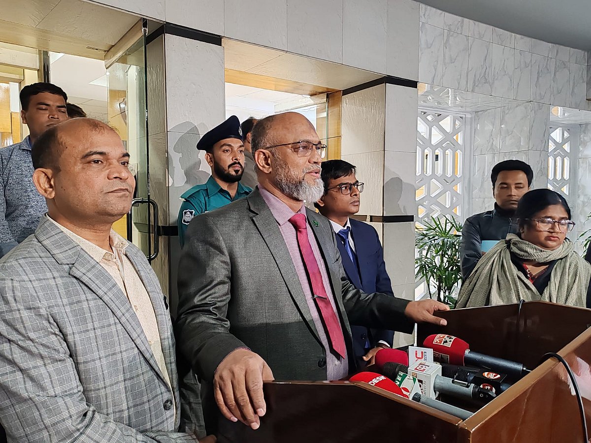 দুদকের প্রধান কার্যালয়ে যোগদান করতে এসে কথা বলেন দুদক কমিশনার হাফিজ আহ্‌সান ফরিদ