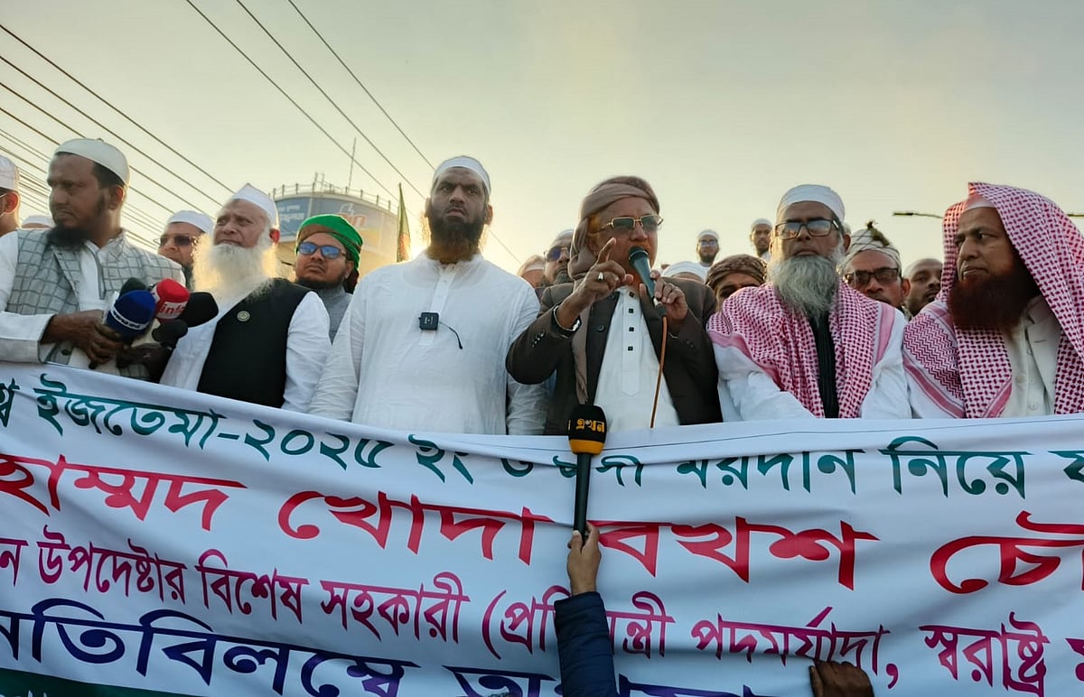 জুবায়েরের অনুসারীদের সমাবেশ থেকে সাদপন্থীদের জোড় ঠেকাতে ইজতেমা মাঠে অবস্থানের ঘোষণা দেন খেলাফতে মজলিসের মহাসচিব মাওলানা মামুনুল হক। রোববার বিকেলে টঙ্গীর কামারপাড়া সড়কে