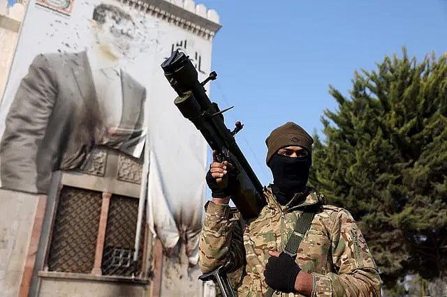 ৮ ডিসেম্বর বিদ্রোহীরা রাজধানী দামেস্কে প্রবেশ করলে পালিয়ে যান বাশার আল-আসাদ