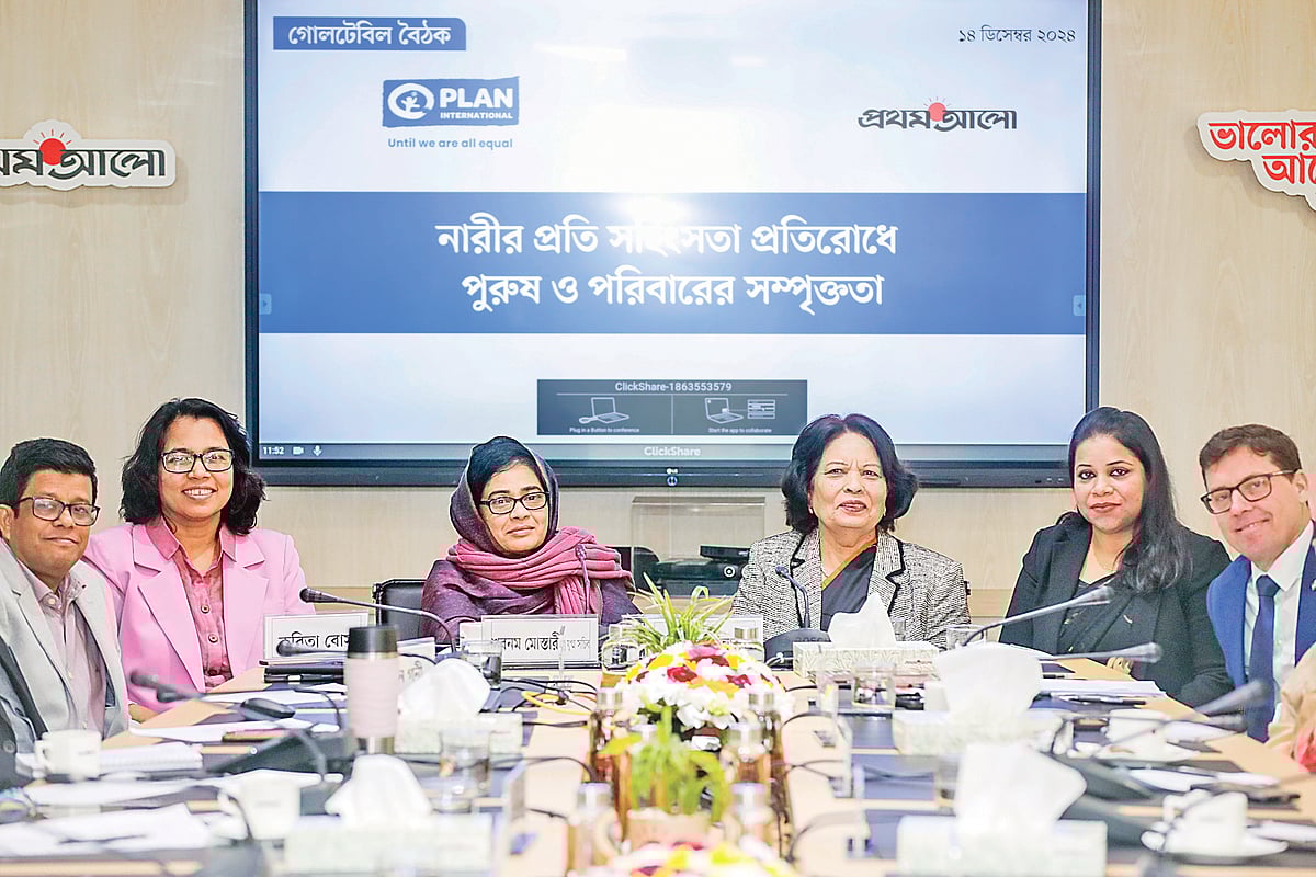‘নারীর প্রতি সহিংসতা প্রতিরোধে পুরুষ ও পরিবারের সম্পৃক্ততা’ শীর্ষক গোলটেবিল বৈঠকে (বাঁ থেকে) তাহেরুল হক চৌহান,কবিতা বোস, শবনম মোস্তারী (যুগ্ম সচিব), হালিদা হানুম আখতার, শবনম মোস্তারী ও হ্যাকান অ্যারাল্ড গুলব্র্যান্ডসেন। গতকাল প্রথম আলো কার্যালয়ে