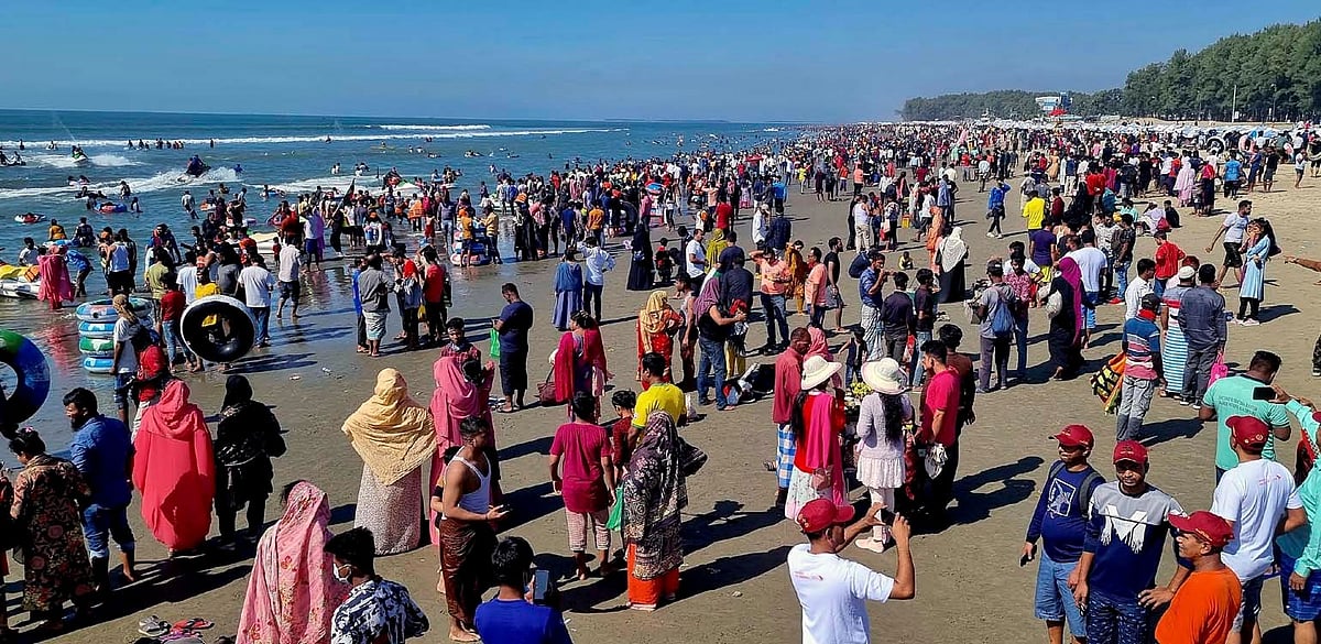 কক্সবাজার সৈকতে পর্যটকের ঢল। আজ দুপুরে, সৈকতের সুগন্ধা পয়েন্ট