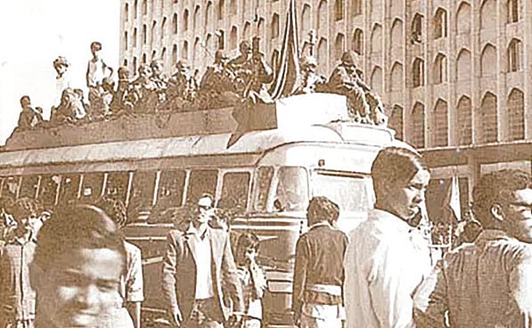 বিজয়ের দিনে ঢাকার রাজপথ। ১৬ ডিসেম্বর, ১৯৭১