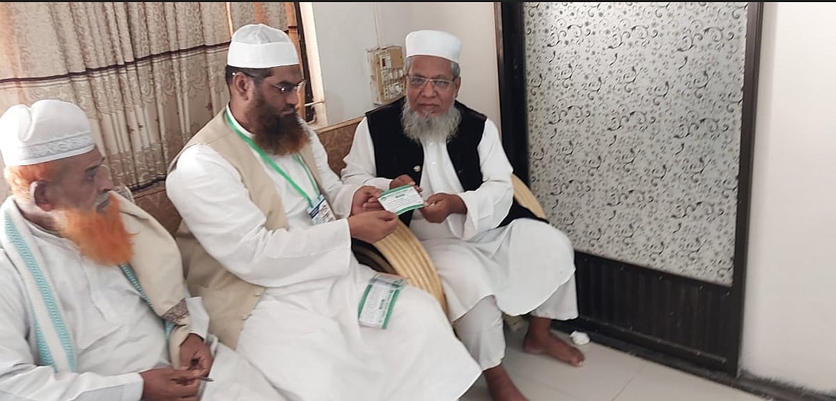 প্রাথমিক সদস্য ফরম পূরণ করে বাংলাদেশ খেলাফত মজলিসে যোগ দেন সাবেক সংসদ সদস্য মাওলানা শাহীনূর পাশা চৌধুরী। আজ সোমবার দুপুরে ঢাকায় খেলাফত মজলিসের কার্যালয়ে