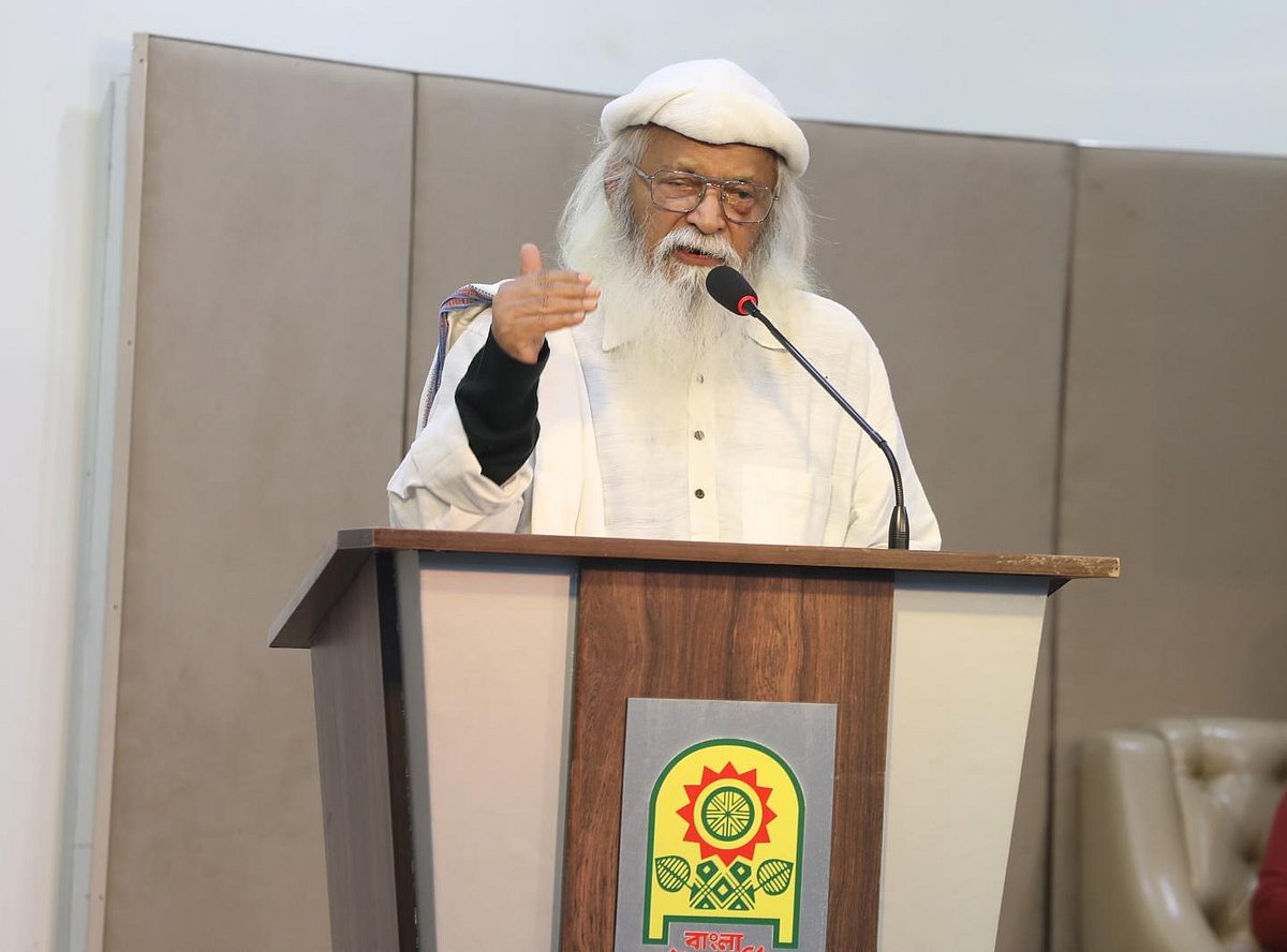 মহান বিজয় দিবস উপলক্ষে আজ সোমবার বাংলা একাডেমিতে একক বক্তৃতা দেন কবি ও চিন্তক ফরহাদ মজহার