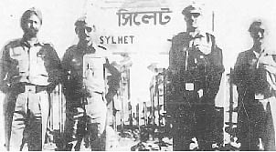সিলেট রেলস্টেশনে মেজর জেনারেল কে​ ভি কৃষ্ণ রাওয়ের সঙ্গে জেড ফোর্স কমান্ডার জিয়াউর রহমান (বাঁ থেকে দ্বিতীয়), ১৬ ডিসেম্বর ১৯৭১