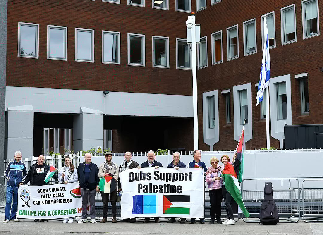 আয়ারল্যান্ডে ইসরায়েলি দূতাবাসের সামনে ফিলিস্তিনপন্থীদের বিক্ষোভ