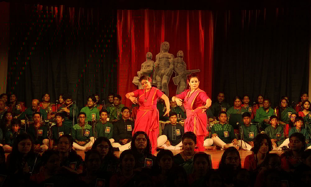 ছায়ানট ভবন মিলনায়তনে আয়োজিত বিজয় উৎসবে সুকান্তের ‘হিমালয় থেকে সুন্দরবন হঠাৎ বাংলাদেশ’ কবিতার সঙ্গে নৃত্য পরিবেশন করেন সামিনা হোসেন ও ওয়ার্দা রিহাব। ছবি: ছায়ানটের সৌজন্যে