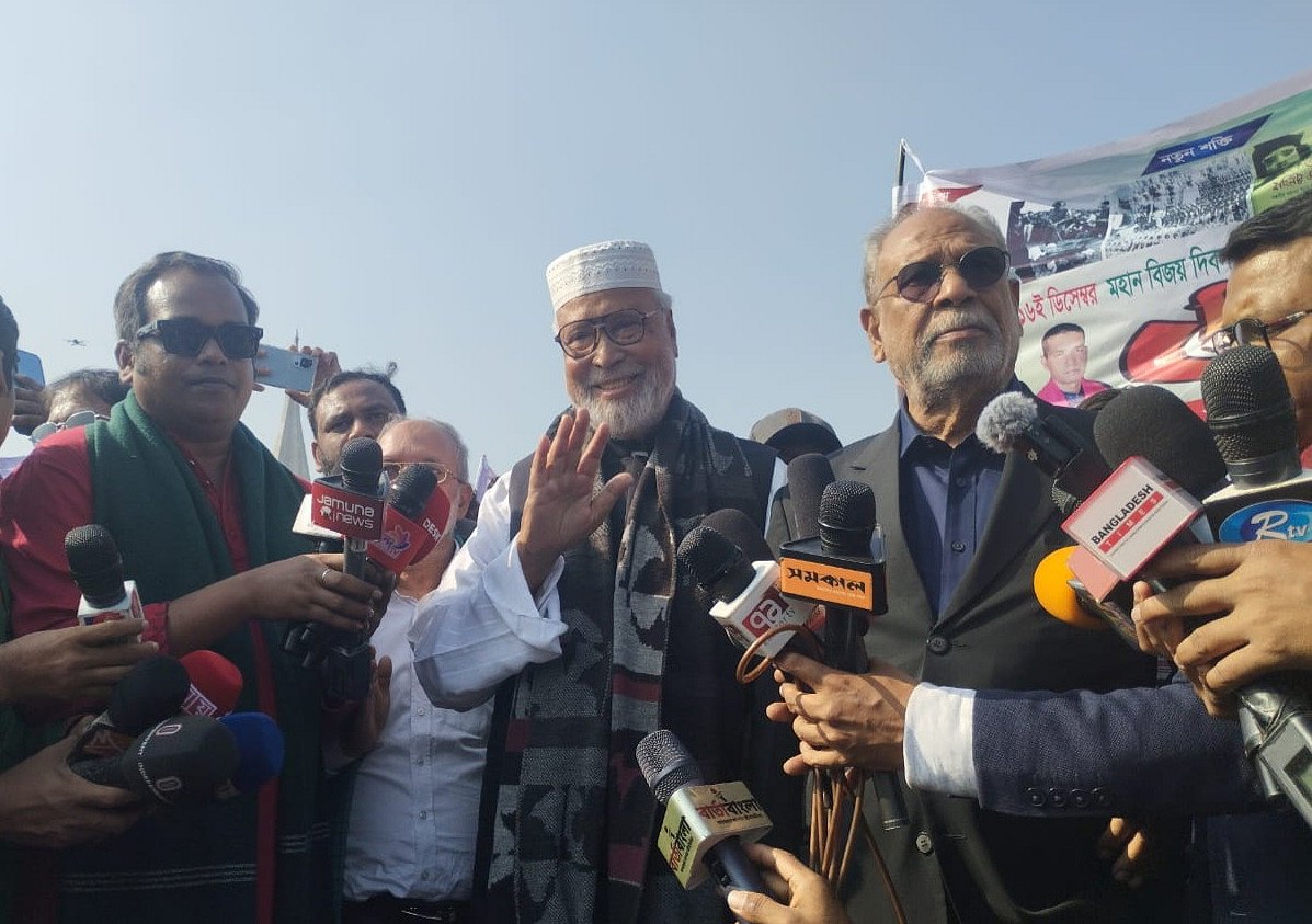 সাংবাদিকদের সঙ্গে কথা বলেন কৃষক শ্রমিক জনতা লীগের সভাপতি বঙ্গবীর কাদের সিদ্দিকী। সোমবার সকাল সাড়ে ১০টার দিকে ঢাকার সাভারে জাতীয় স্মৃতিসৌধ চত্বরে