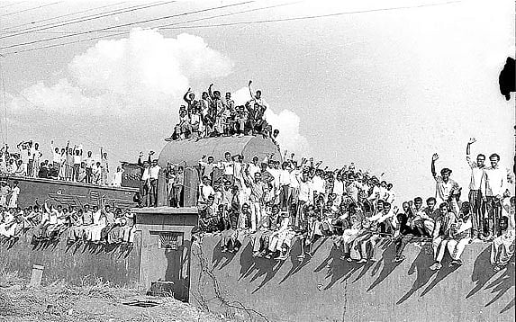 ৯ মাসের যুদ্ধ শেষে এসেছে বিজয়। ১৬ ডিসেম্বর ১৯৭১ সালে ঢাকার তেজগাঁও বিমানবন্দরে বিজয়ের উল্লাসে সাধারণ মানুষ