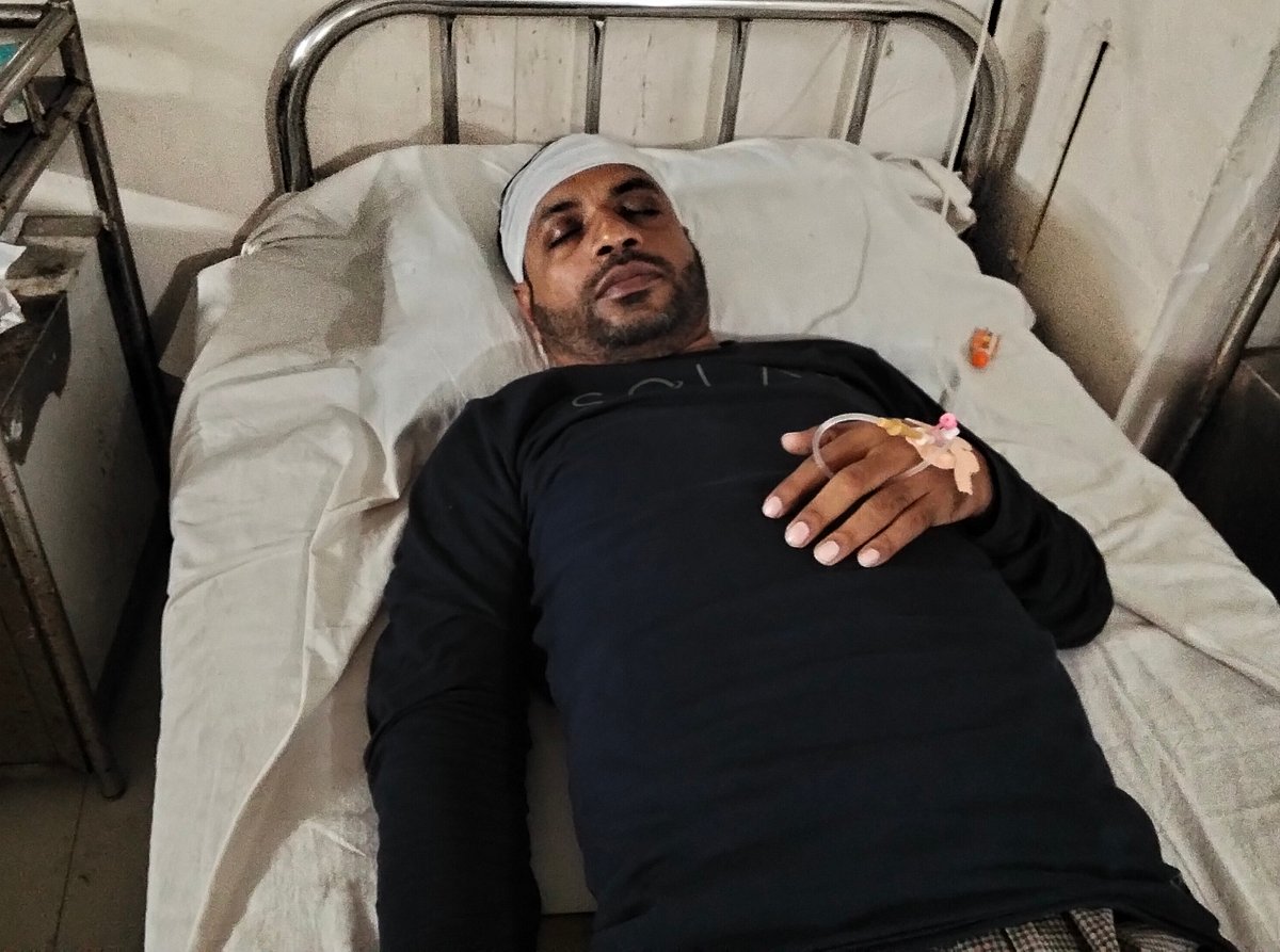 হামলায় আহত আকবর হোসেন কয়রা উপজেলা স্বাস্থ্য কমপ্লেক্সে চিকিৎসাধীন। রোববার রাতে